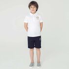 تيشيرت بولو بالشعار باللون الابيض للاولاد, 2, hi-res