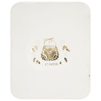 بطانيه بنات بشكل حقيبه بالشعار باللون العاجى 