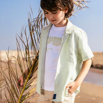 قميص أبيض للأولاد بشعار