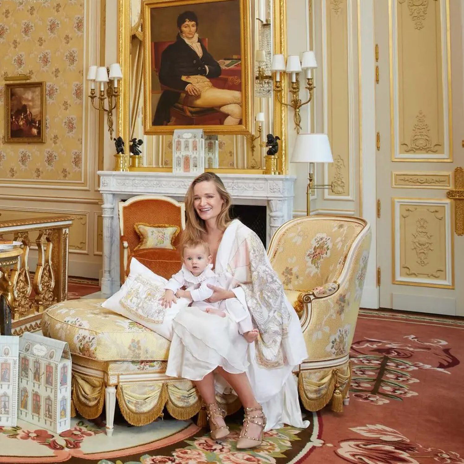 طقم هدية بنات قماط ومريلة  كاروسيل باللون العاجى والوردى, 1, hi-res image number null