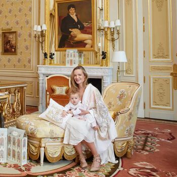 طقم هدية بنات قماط ومريلة  كاروسيل باللون العاجى والوردى