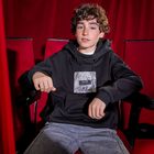 قميص أسود بغطاء للرأس للأولاد, 1, hi-res