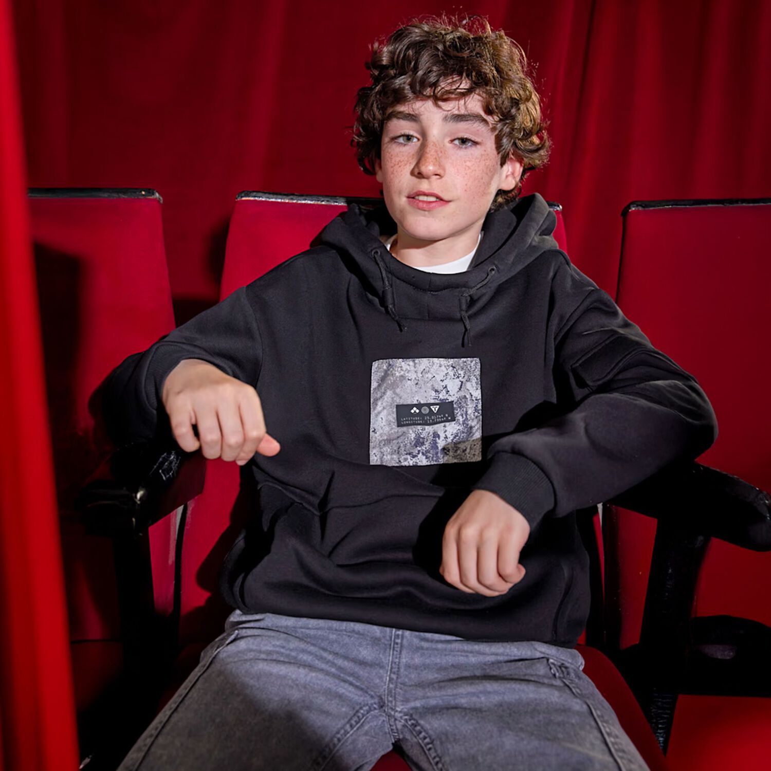 قميص أسود بغطاء للرأس للأولاد, 1, hi-res