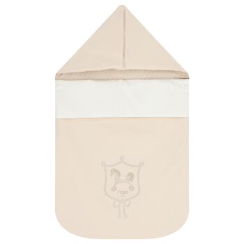 عش أطفال بيج اللون بشعار