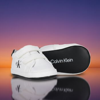 حذاء أبيض لمرحلة ما قبل المشي للأطفال بشعار