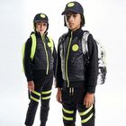 سترة بسحاب بالشعار باللون الاسود للاولاد, 1, hi-res