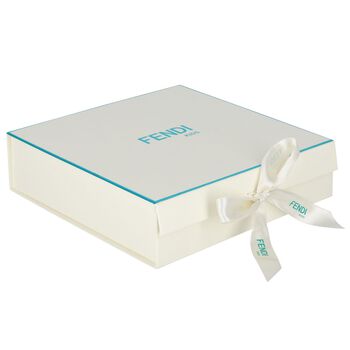 طقم هدايا ملابس أطفال بالشعار باللون البيج والأبيض