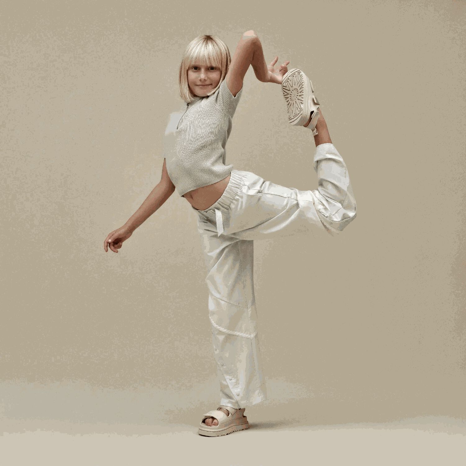 صندل بالشعار باللون البيج , 3, hi-res