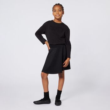 جاكيت بنات باللون الاسود بأكمام طويلة وشعار