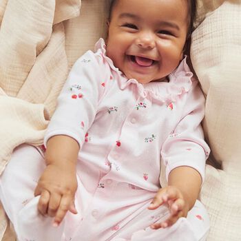 بدلة نوم للبنات الصغيرات بنقشة الفراولة باللون الوردي