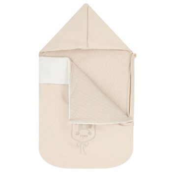 عش أطفال بيج اللون بشعار