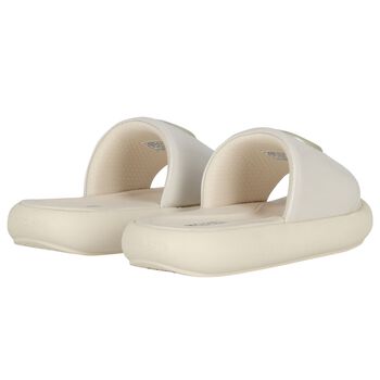 شباشب جلدية لامعة للبنات باللون البيج