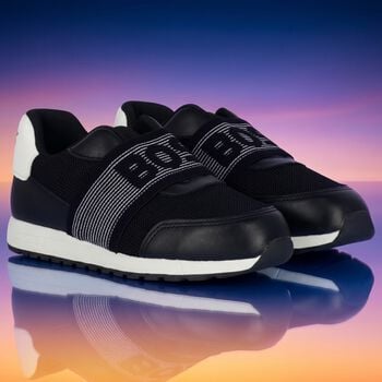 حذاء رياضي باللون أسود بشعار للأولاد