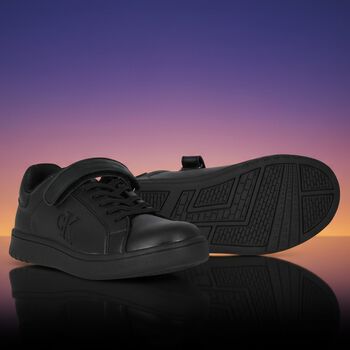 حذاء أولاد رياضي بالشعار باللون الأسود