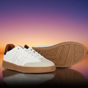 حذاء رياضي باللون أبيض بشعار للأولاد