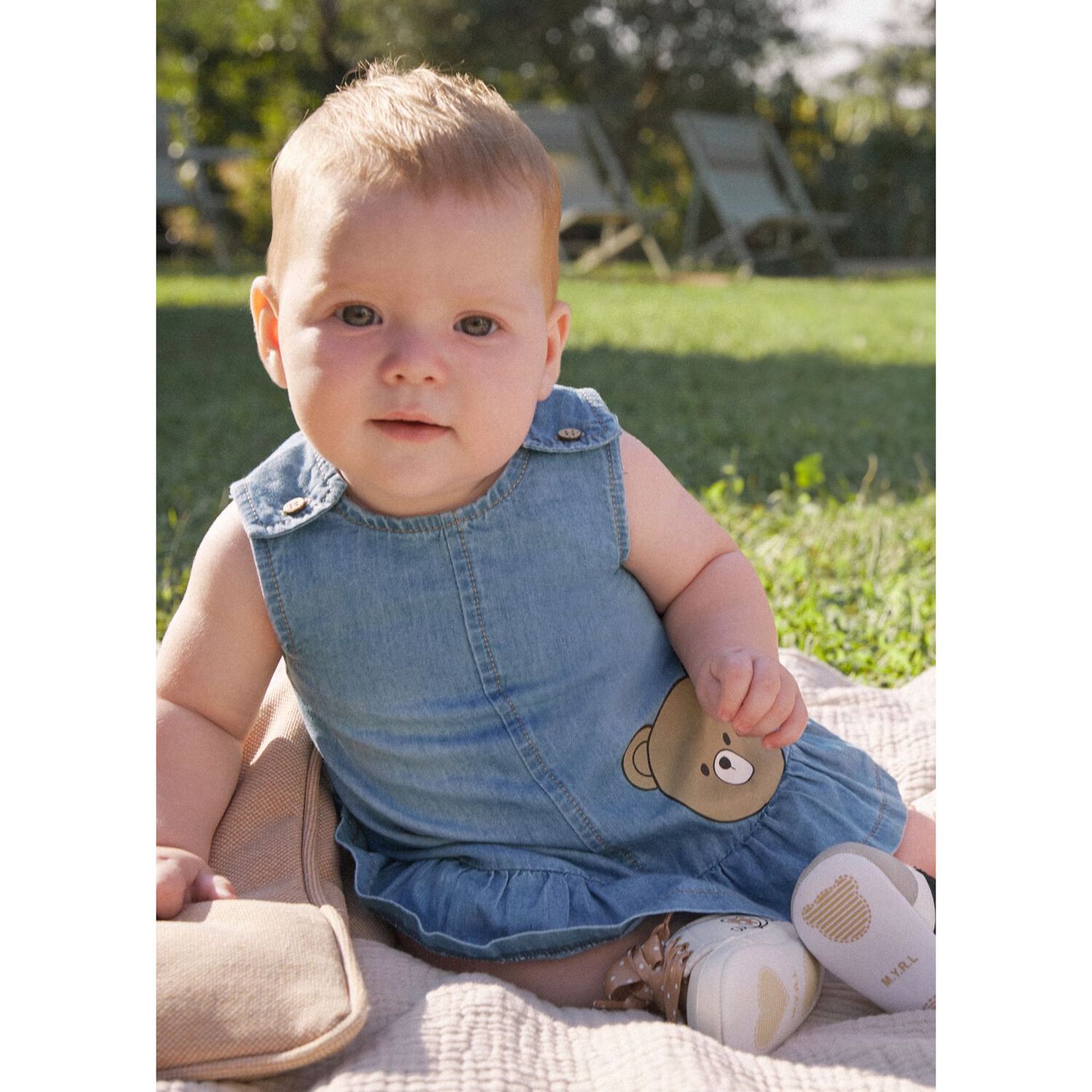 طقم فستان وقبعة من قماش الشامبراي باللون الأزرق للبنات الصغار, 1, hi-res