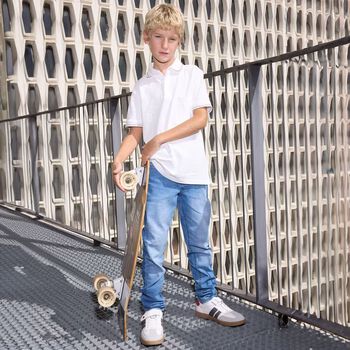 قميص بولو أبيض للأولاد