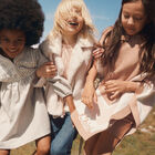 كيب بنات محبوك بالشعار باللون البيج, 1, hi-res