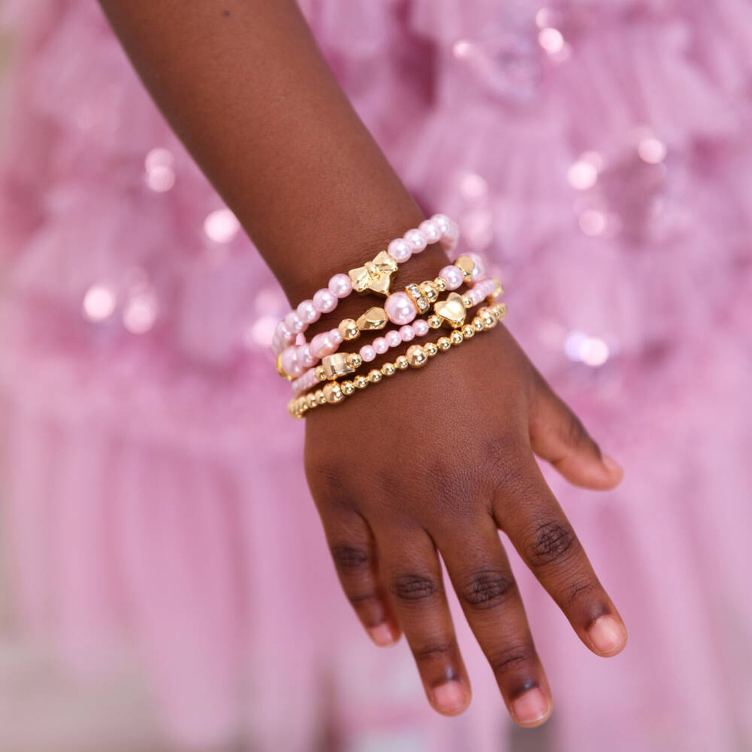 أساور باللون الوردي والذهبي مزينة بالخرز للبنات ( 4 قطع ), 1, hi-res