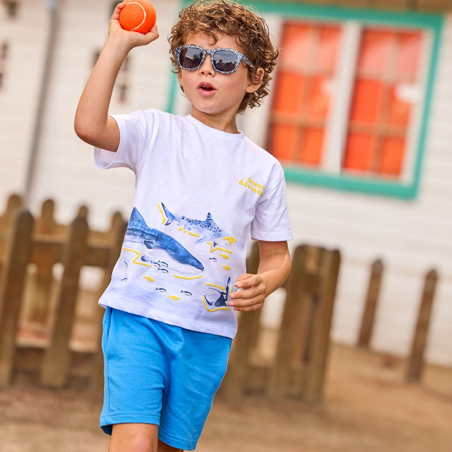 طقم شورتات للأولاد باللونين الأبيض والأزرق بنقشة سمكة القرش, 1, hi-res
