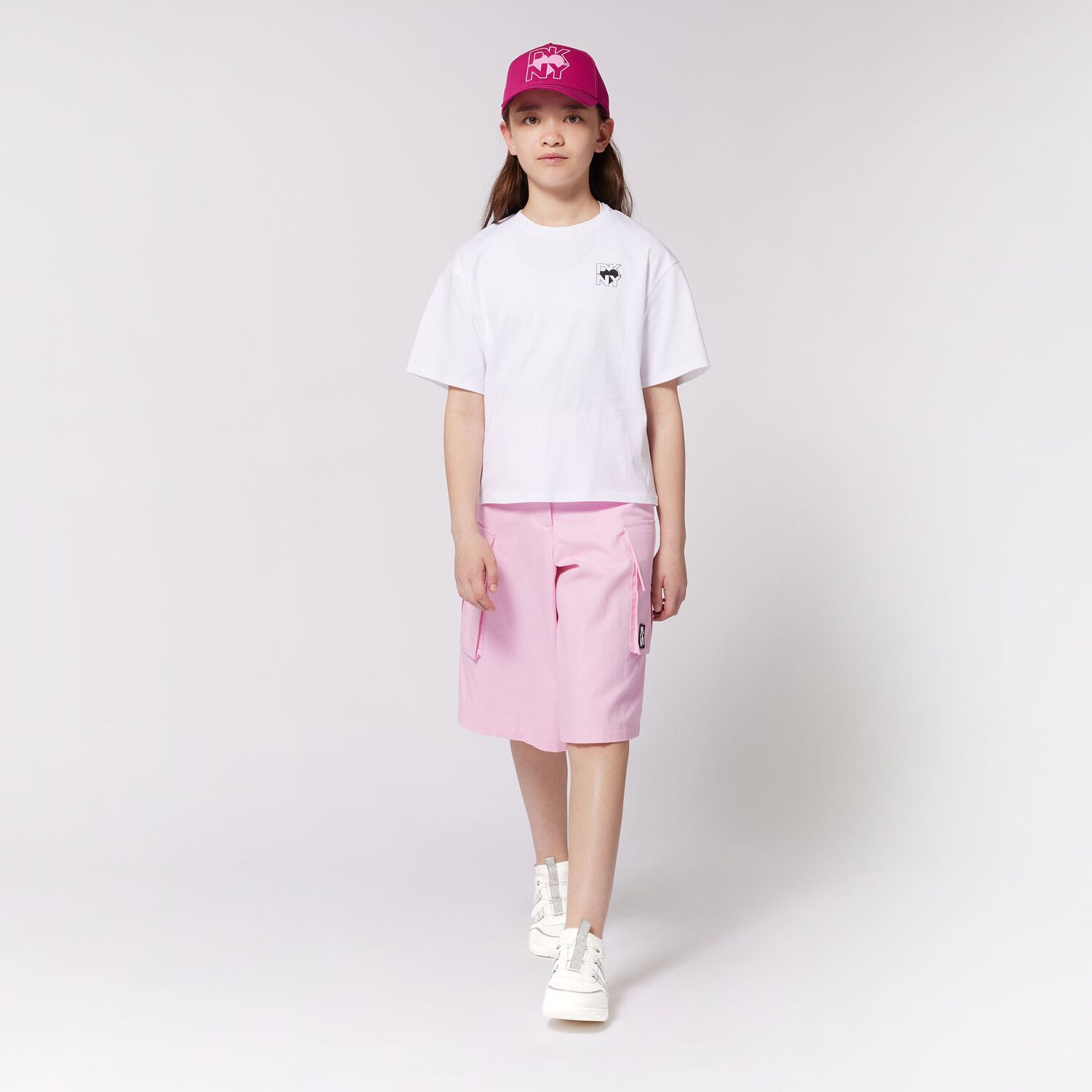 تي شيرت بشعار على شكل قلب باللون الأبيض  للبنات, 1, hi-res