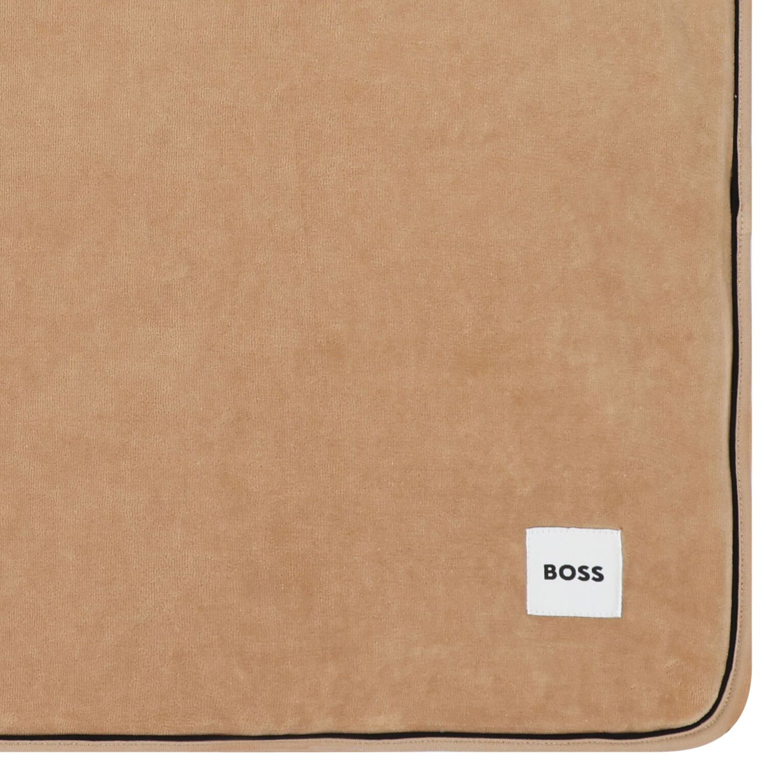 بطانيه مبطنه بالشعار باللون الابيض والبيج , 1, hi-res