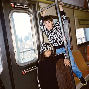 حذاء رياضي بالشعار باللون الأسود