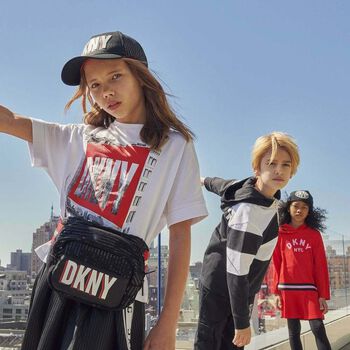 تنورة بالشعار باللون الاسود