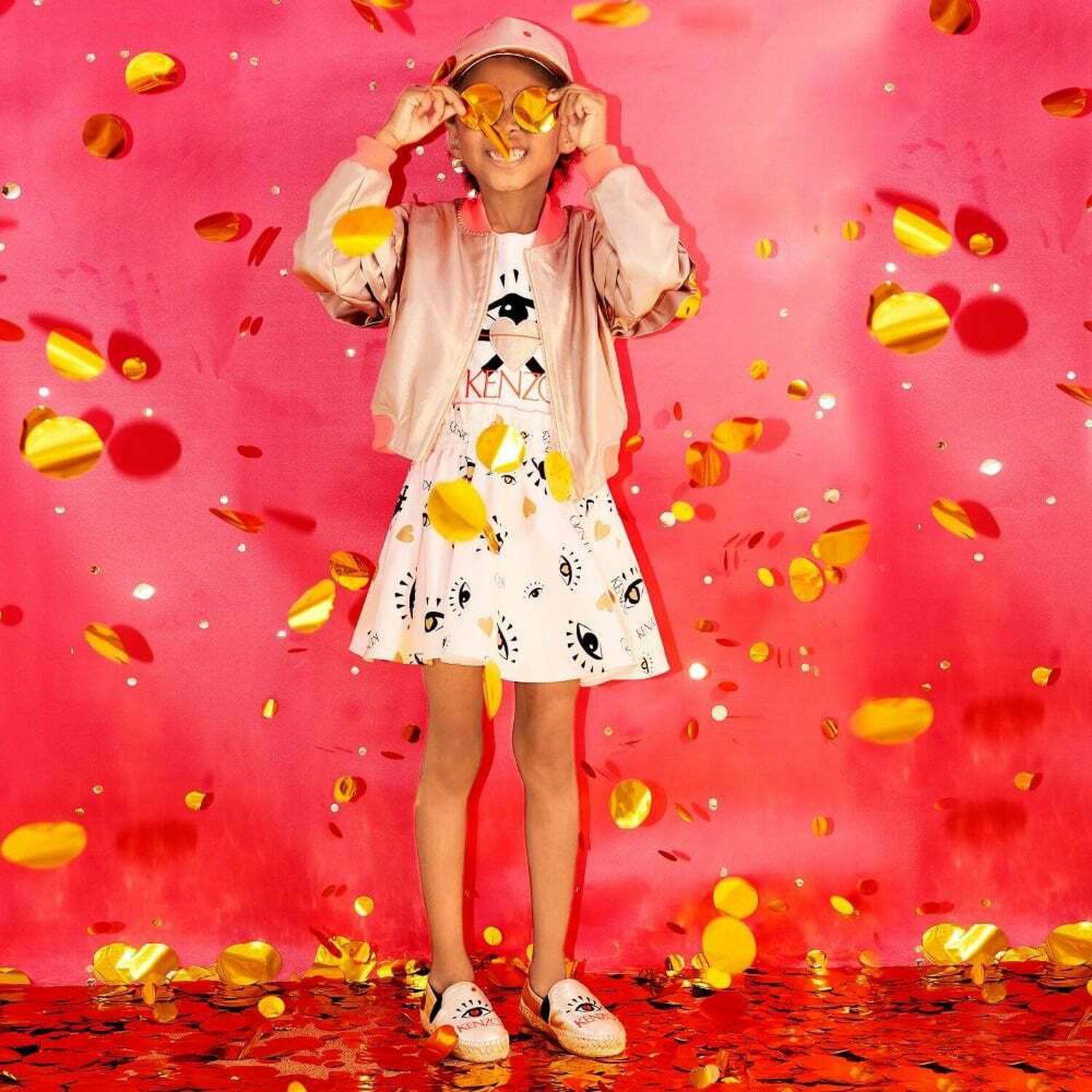 تيشيرت بالشعار باللون الابيض والذهبى للبنات, 1, hi-res image number null