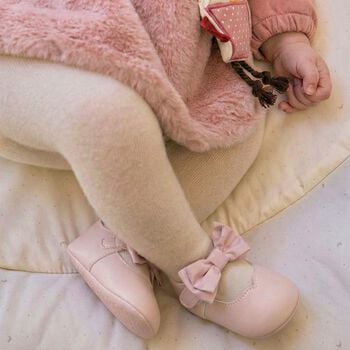 حذاء ما قبل المشي للبنات بفيونكه باللون الوردي 