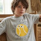 تيشيرت باللون الرمادي بشعار للأولاد, 1, hi-res