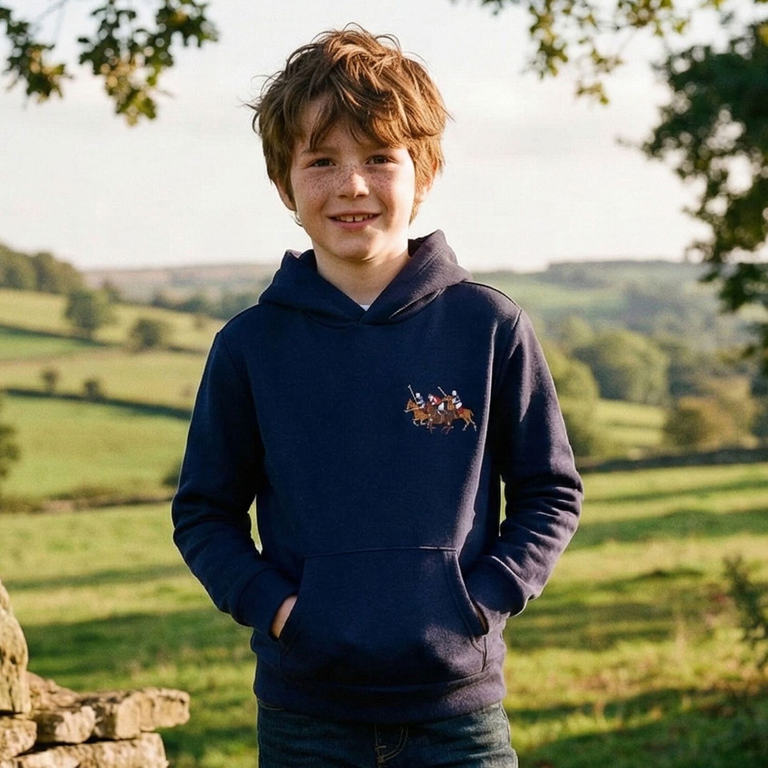 تيشيرت بغطاء رأس للأولاد مع شعار باللون الكحلي, 1, hi-res