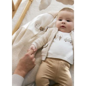 بطانية بطبعة قطار للأطفال باللون البيج