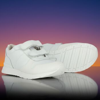 حذاء أولاد رياضي بالشعار باللون الأبيض