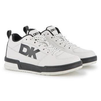 حذاء رياضي بشعار من الجلد باللونين الأبيض والأسود