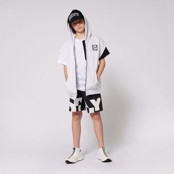 تيشيرت بالشعار باللون الأبيض والأسود 