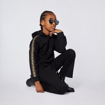 بلوزة بغطاء رأس وشعار باللون الأسود للبنات