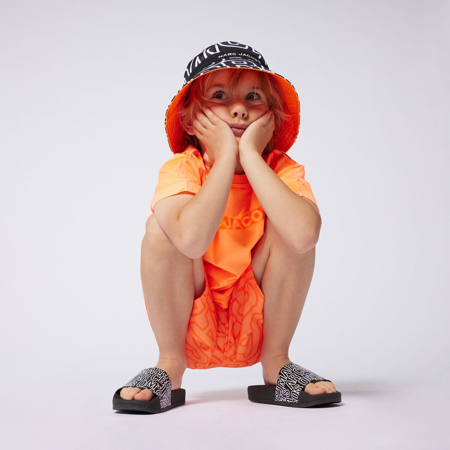 سلايدر بالشعار باللون الأبيض والأسود, 1, hi-res image number null