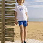 قميص أبيض للأولاد بشعار, 1, hi-res