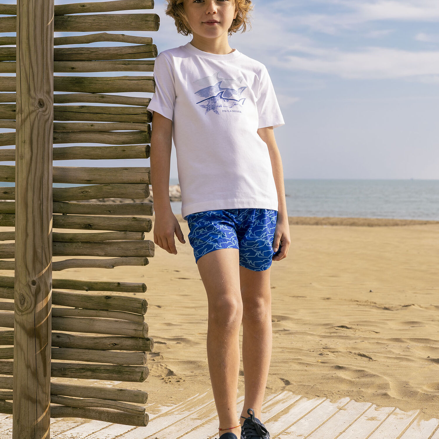 قميص أبيض للأولاد بشعار, 1, hi-res