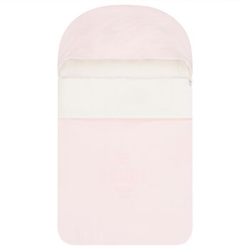 عش أطفال بالشعار باللون الوردي للبنات