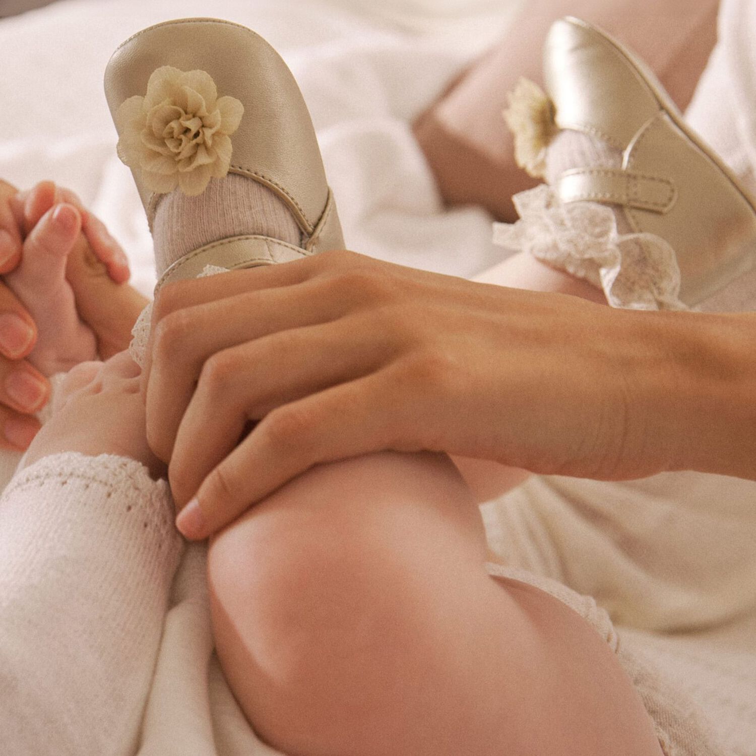 حذاء اطفال بنات ما قبل المشي بطبعه الزهور باللون الذهبي, 1, hi-res