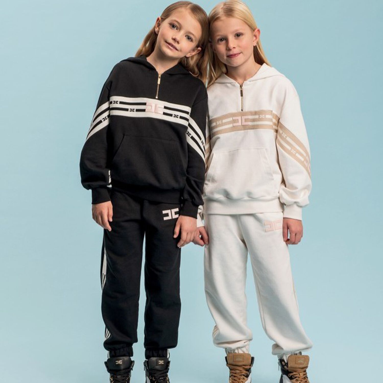 بلوزة بغطاء رأس وشعار باللون الأسود للبنات, 1, hi-res