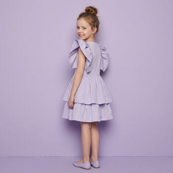 فستان بناتي للون بنفسجي مزين بشعار متعدد الطبقات