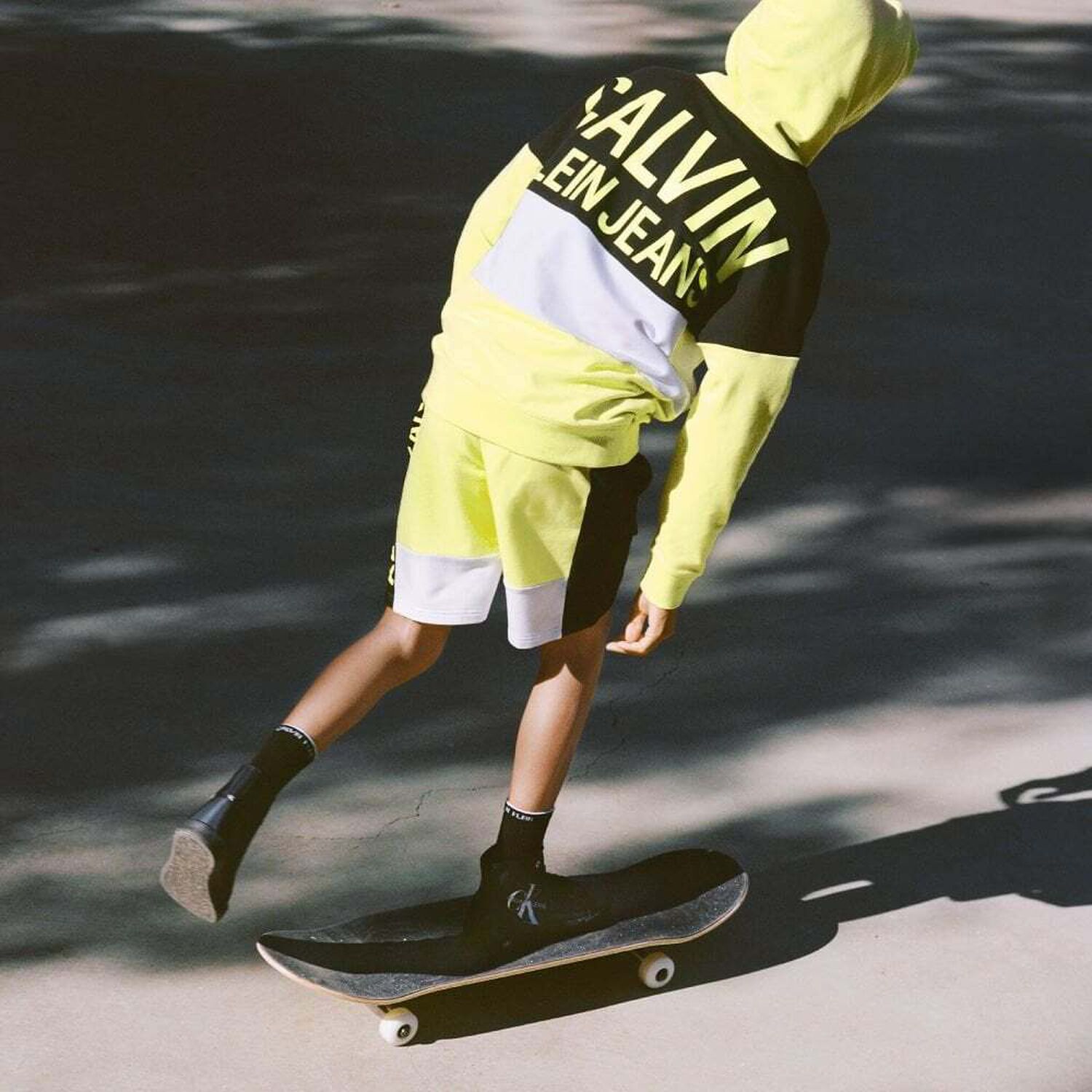 شورت بالشعار باللون الاصفر والاسود للاولاد, 1, hi-res image number null