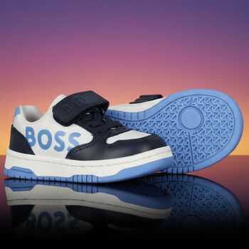 حذاء رياضى للاولاد بالشعار باللون الابيض والازرق والكحلى