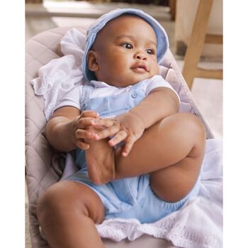 طقم بنطال وقبعة باللونين الأزرق والأبيض للأولاد الصغار