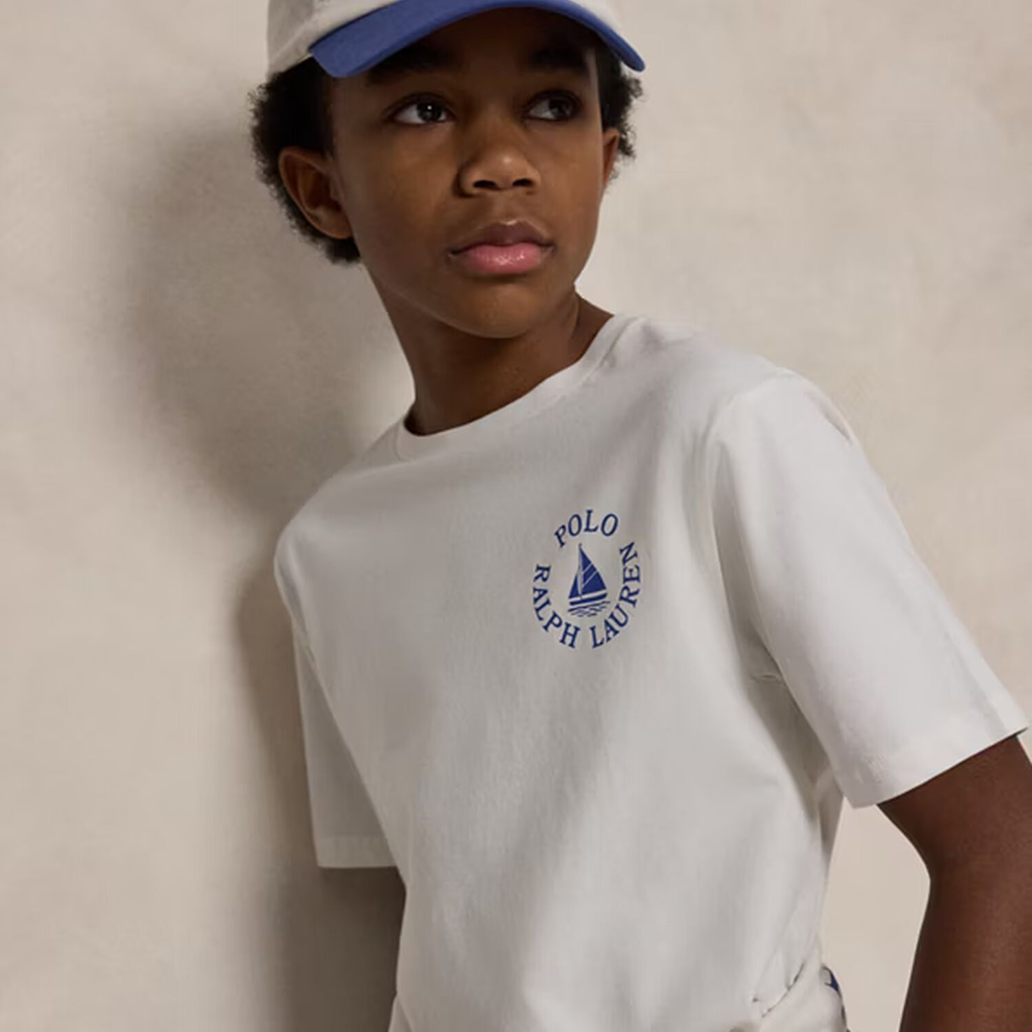 تيشيرت للأولاد بشعار باللون الأبيض, 1, hi-res