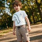 شورتات أولادي باللون البيج بشعار, 3, hi-res