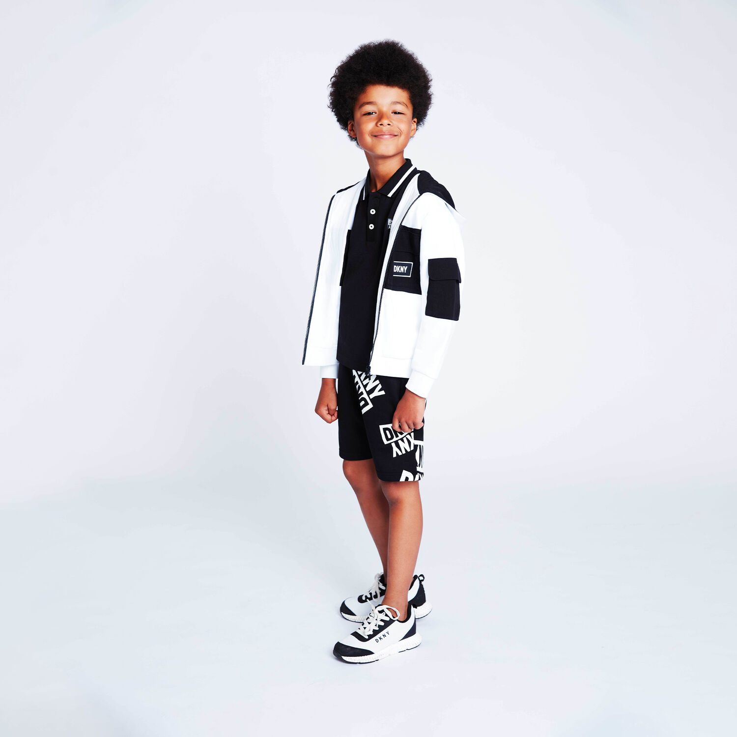 تيشيرت بولو بالشعار باللون الاسود للاولاد , 1, hi-res